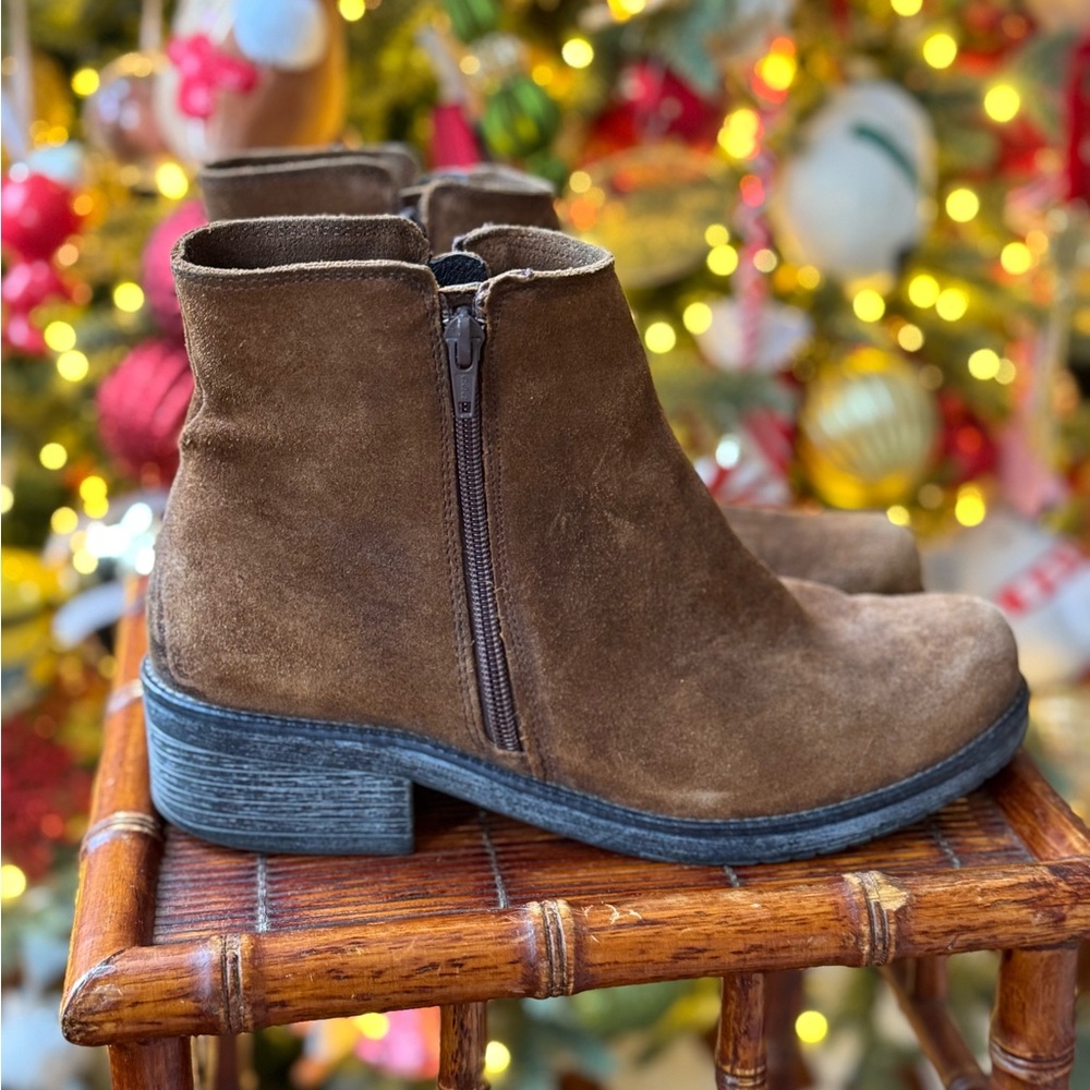 NAOT WOMEN'S WANDER SEAL BROWN SUEDE BOOTS size 9 (40)